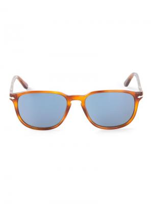Солнечные очки в квадратной оправе Persol. Цвет: коричневый