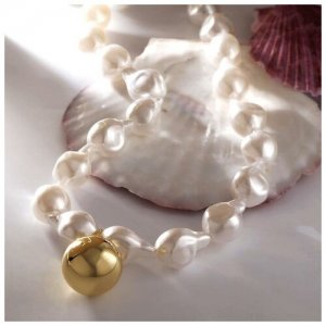 Кулон Шар каплевидные бусины, цвет белый в золоте, 40 см Mikimarket. Цвет: белый