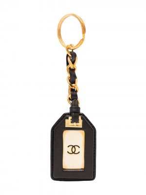 Брелок 1994-го года с логотипом CC Chanel Pre-Owned. Цвет: черный