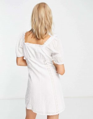 Белое фактурное мини-платье с деталями, связанными крючком Violet Romance