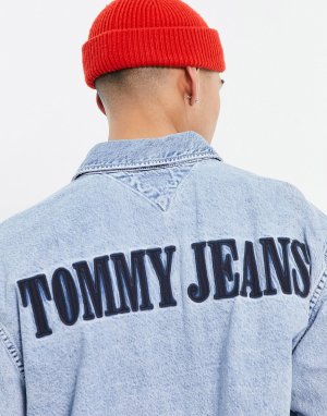 Светлая джинсовая рубашка Tommy Jeans с логотипом на спине и флагом by Hilfiger