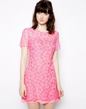 Цельнокройное кружевное платье с цветочным принтом Nishe. Цвет: розовый