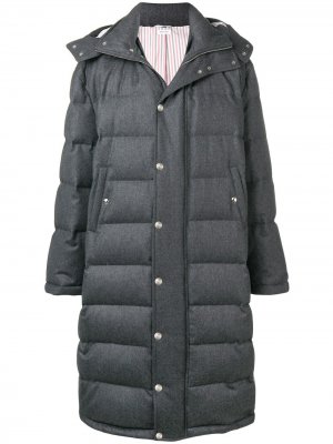 Длинная дутая куртка-бомбер в стиле оверсайз с воротником-воронкой Thom Browne. Цвет: серый