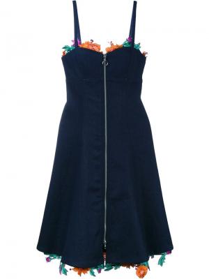 Джинсовое платье с цветочной вышивкой Adam Selman. Цвет: синий