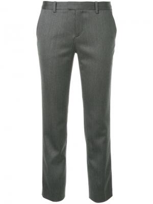 Укороченные строгие брюки Estnation. Цвет: серый