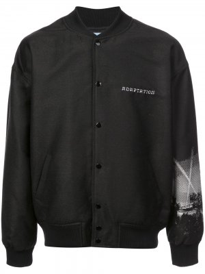 Куртка-бомбер с принтом Adaptation. Цвет: черный