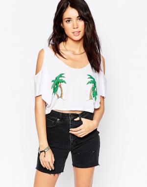 Короткая футболка с открытыми плечами и принтом пальмы South Beach. Цвет: белый