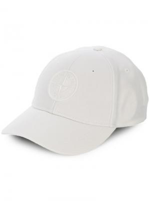 Бейсбольная кепка с вышитым логотипом Stone Island. Цвет: белый