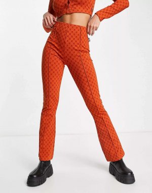 Оранжевые брюки-клеш в стиле ретро Fila. Цвет: оранжевый
