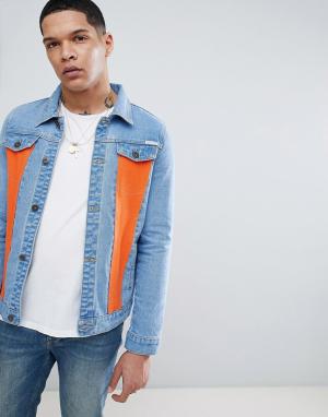 Выбеленная джинсовая куртка с оранжевыми вставками Liquor N Poker. Цвет: синий