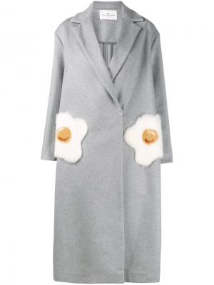 Пальто с карманами в форме яичницы Anya Hindmarch. Цвет: серый