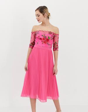 Шифоновое платье миди с вышивкой на топе и плиссированной юбкой -Розовый Chi London