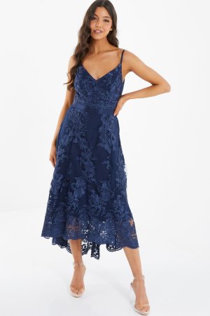 Кружевное платье без бретелек с V-образным вырезом - длинным сзади , синий Quiz