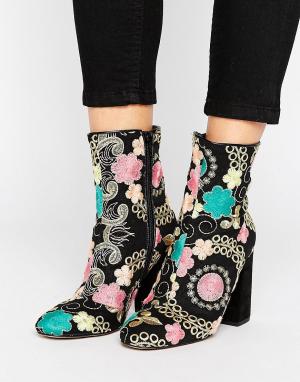 Полусапожки на каблуке с цветочной вышивкой в жаккардовом стиле River Island. Цвет: мульти