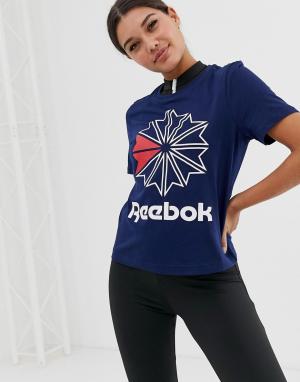 Темно-синяя футболка с большим логотипом Classic Reebok. Цвет: темно-синий