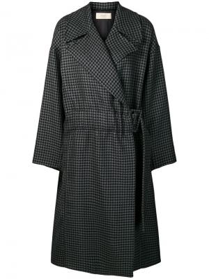 Пальто в ломаную клетку Maison Flaneur. Цвет: серый