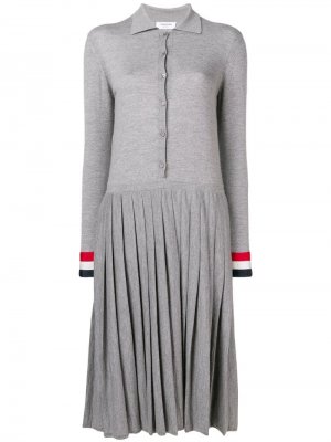 Плиссированное платье-поло с полосатыми манжетами Thom Browne. Цвет: серый