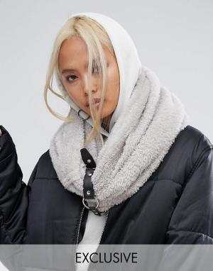 Вязаный шарф-снуд оверсайз с ремешком и пряжкой Shikumi. Цвет: серый