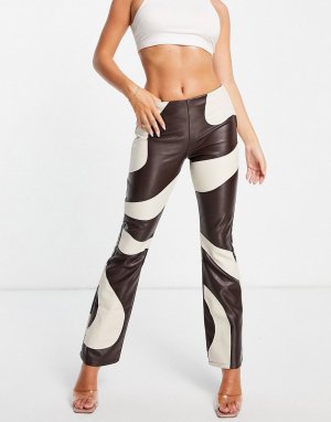 Расклешенные брюки из искусственной кожи с контрастным волнистым узором шоколадного и кремового цветов -Коричневый цвет ASOS DESIGN